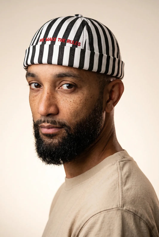 Bonnet docker à Rayures noir et blanc porté par un homme, portrait