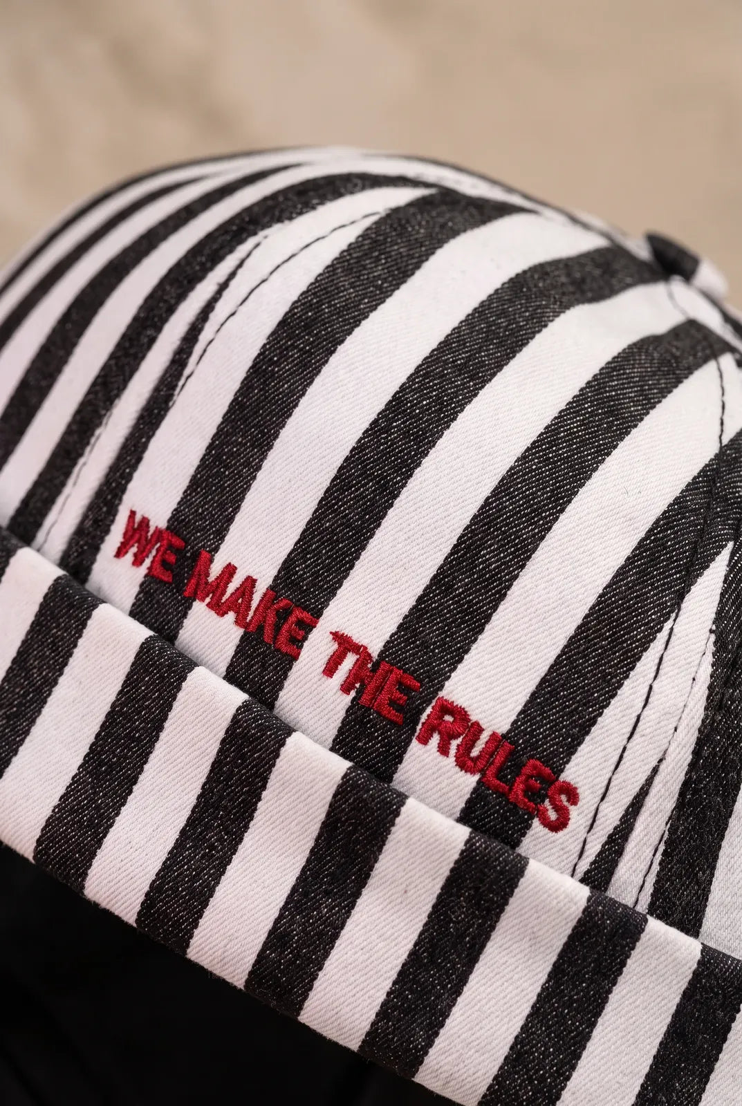 Gros plan sur la matière du bonnet docker à Rayures noir et blanc