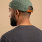 Bonnet docker A Moment orange porté par un homme, vue de dos sur la fermeture