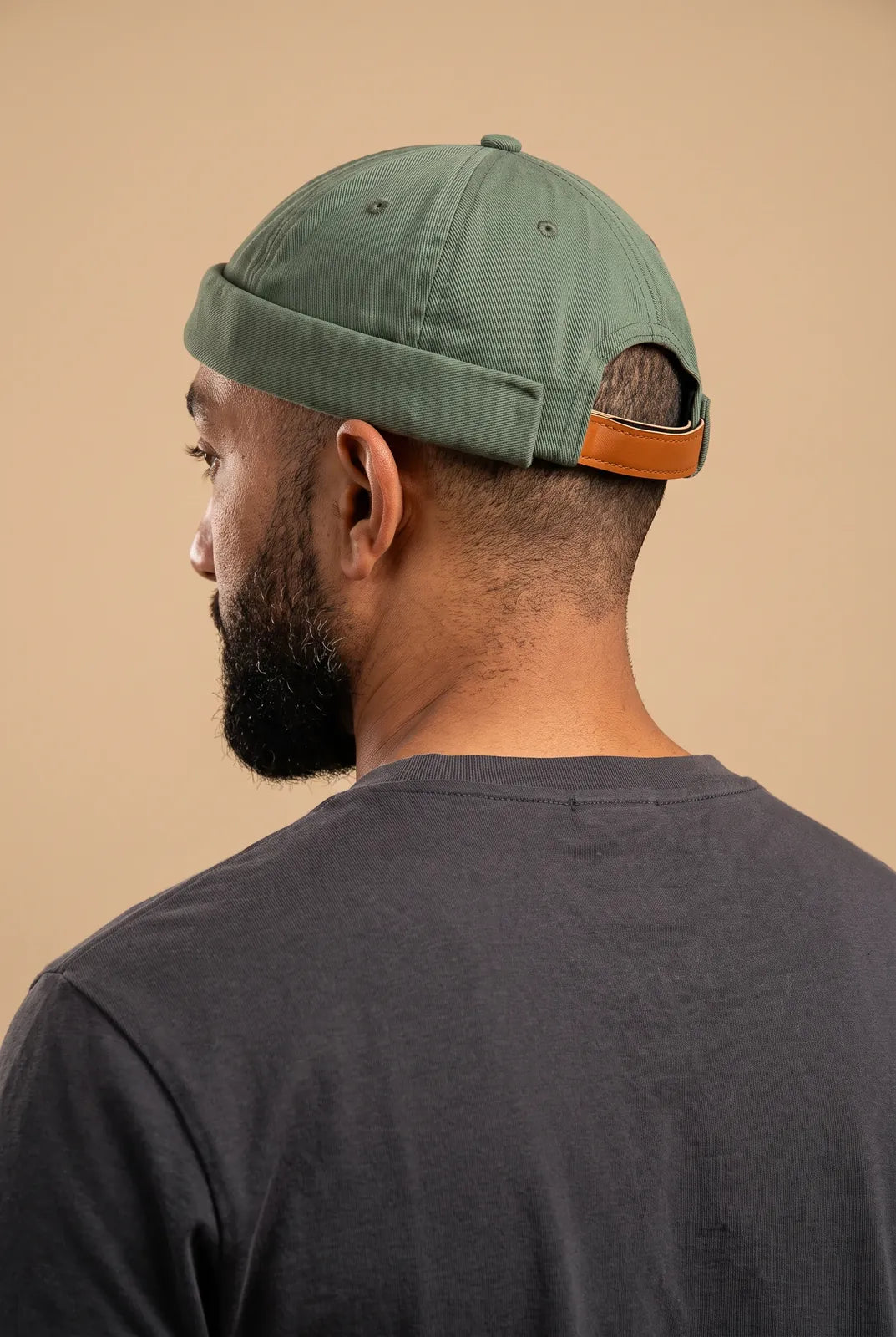 Bonnet docker A Moment orange porté par un homme, vue de dos sur la fermeture