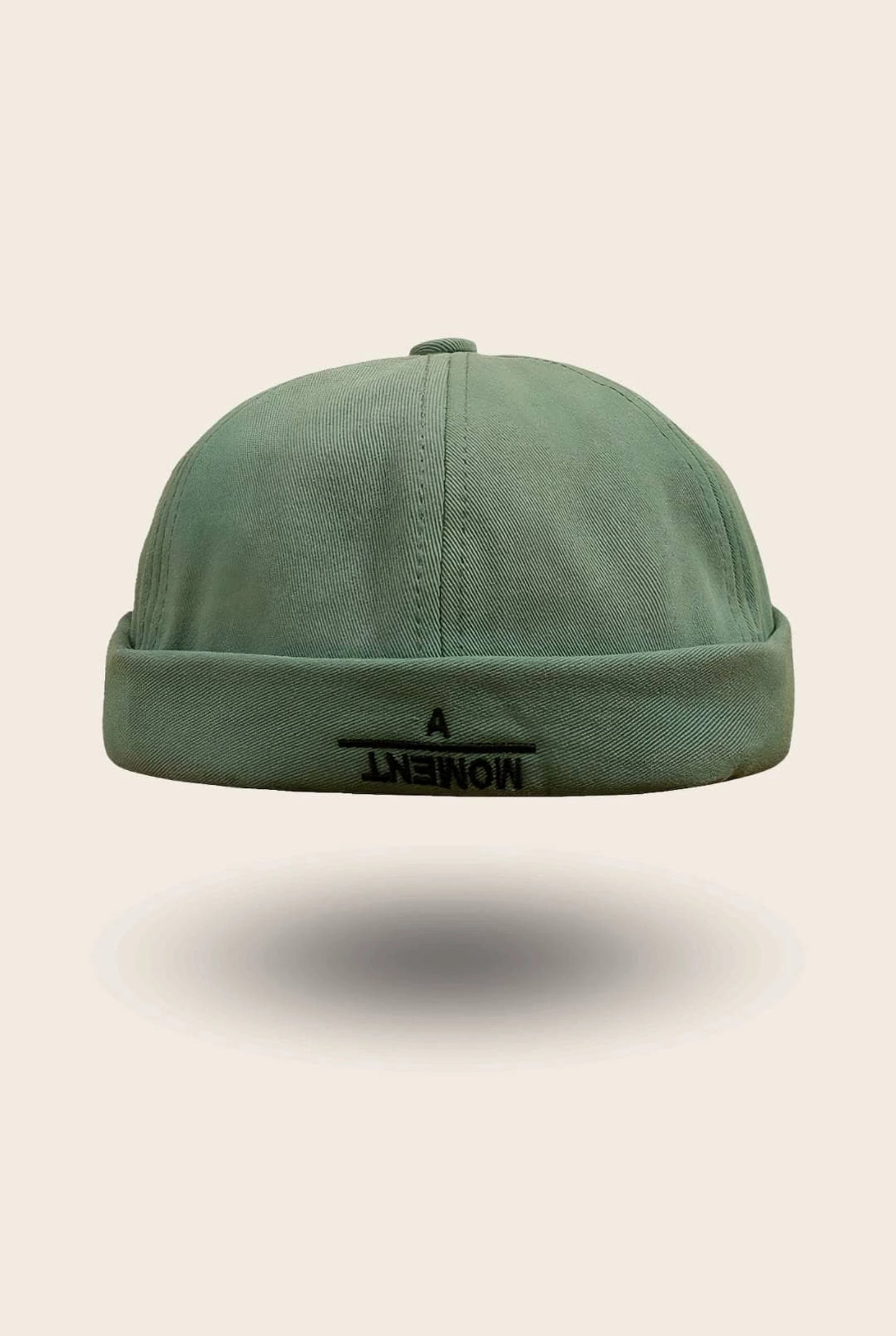 Bonnet docker A Moment vert sauge avec logo brodé, vue de face