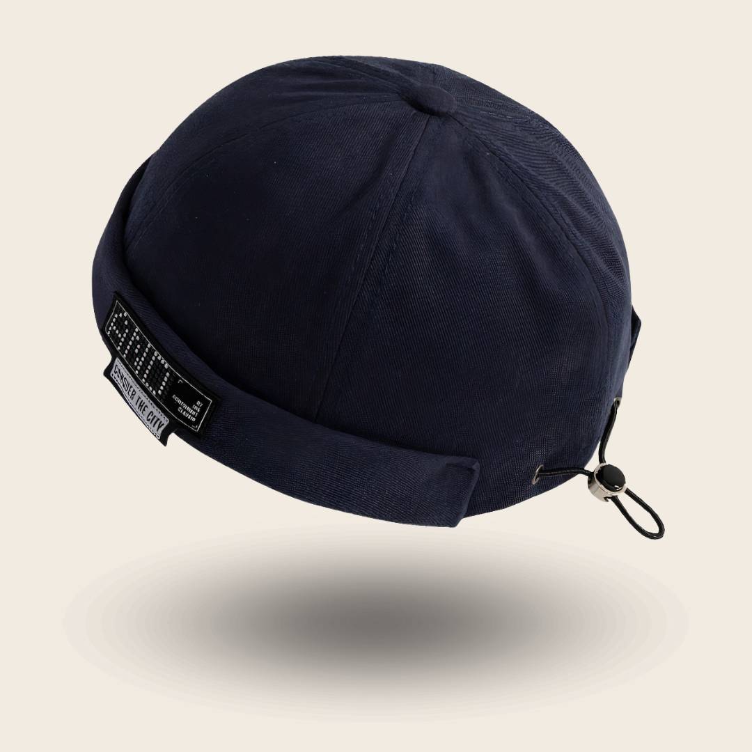 Bonnet docker And bleu marine avec patch Conquer The City, vue de trois quarts arrière