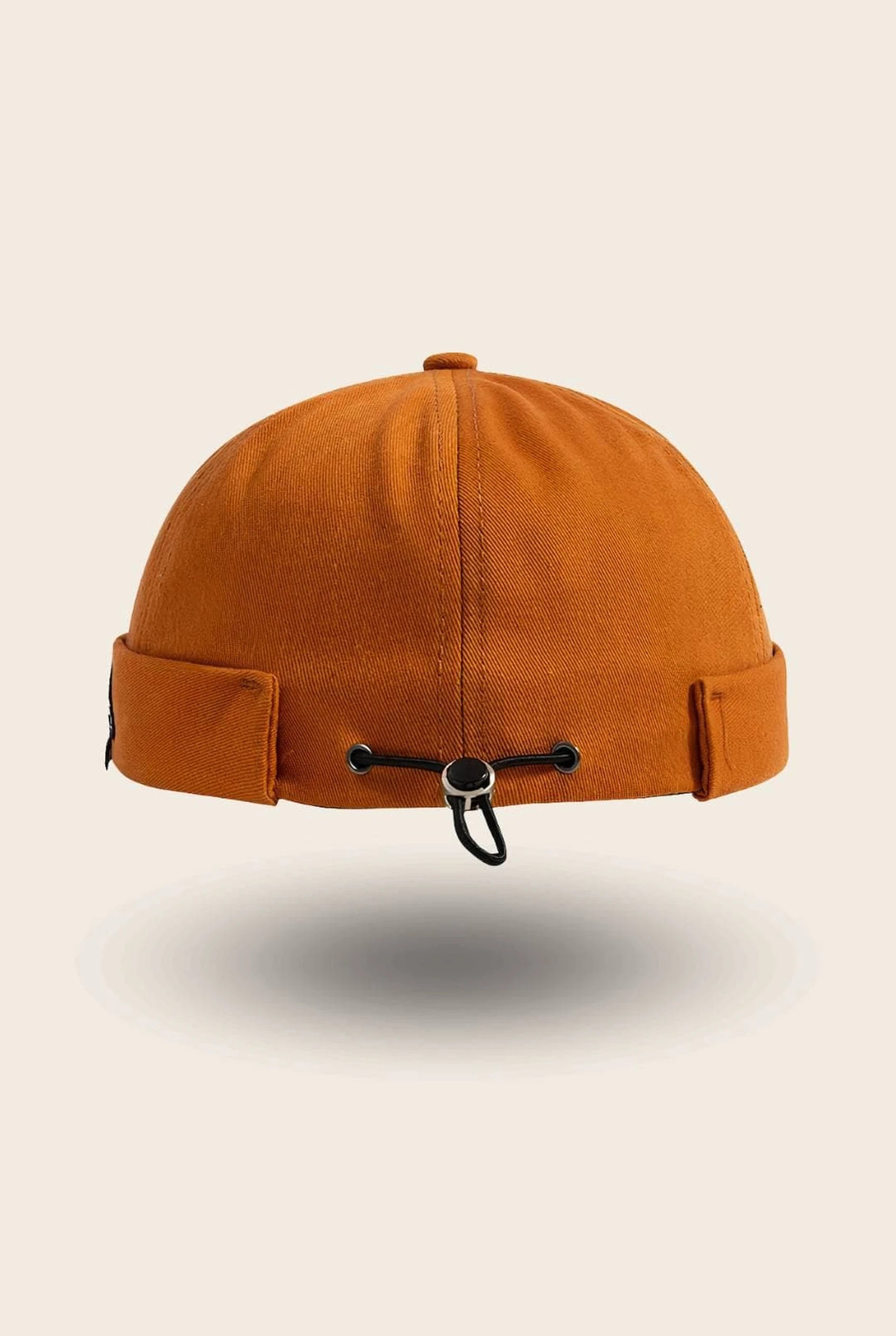Bonnet docker And orange, vue de dos avec fermeture à cordon