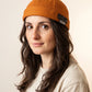 Bonnet docker And orange porté par une femme, portrait
