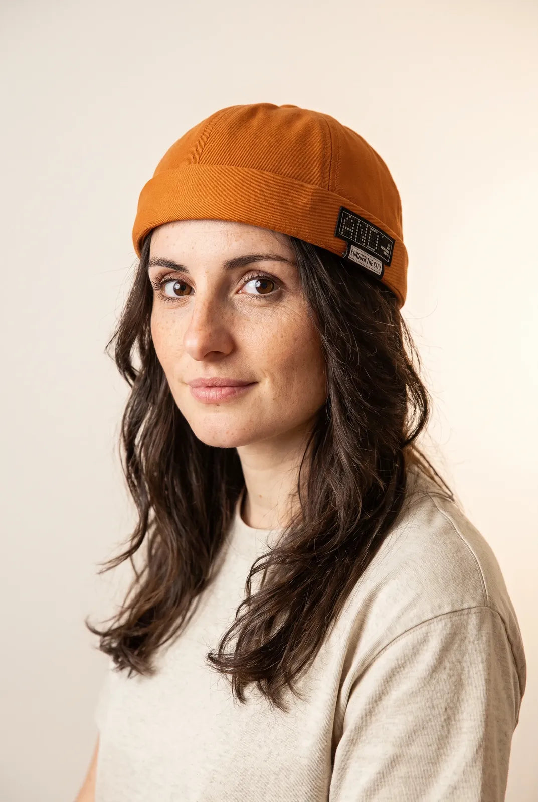 Bonnet docker And orange porté par une femme, portrait