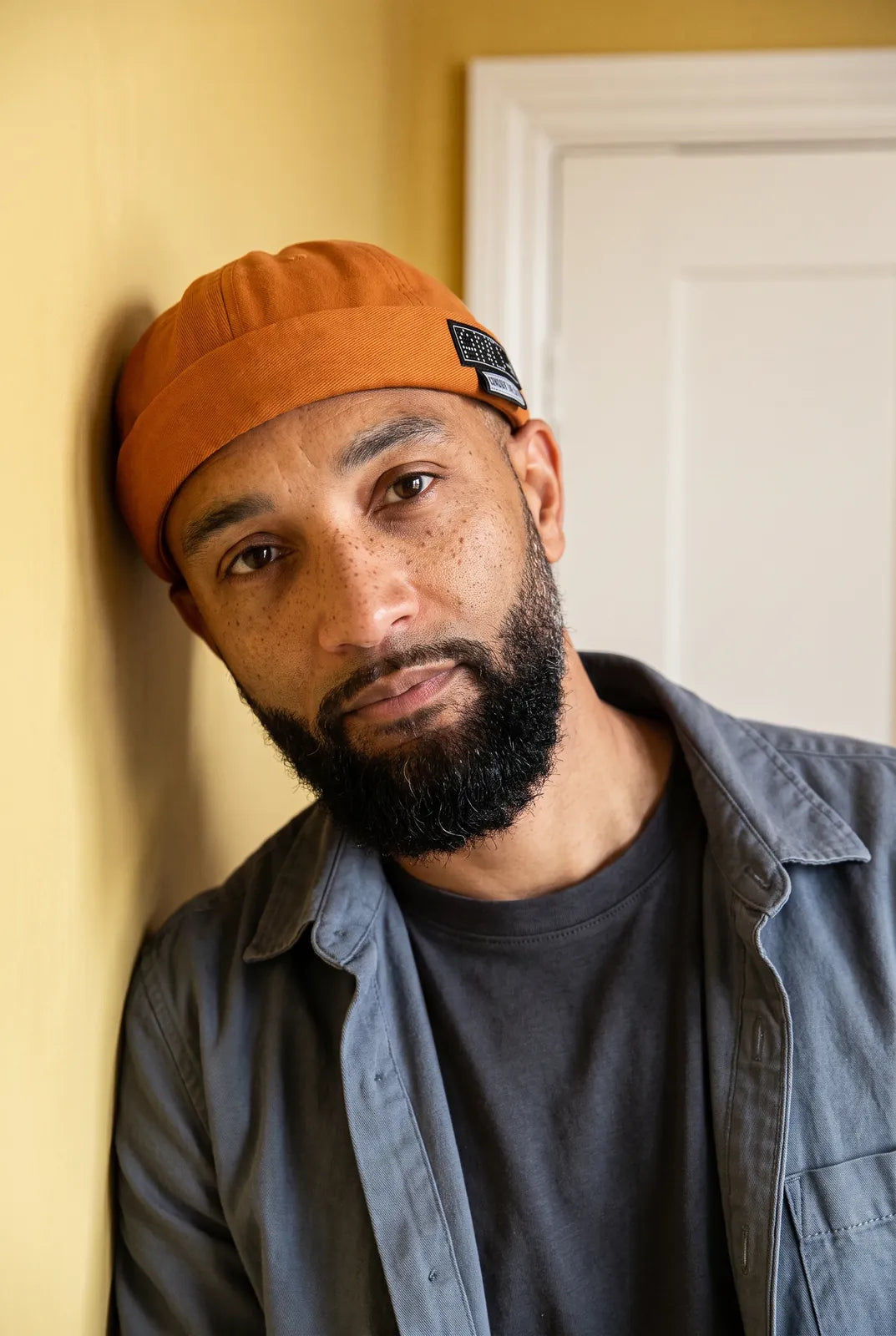 Bonnet docker And orange porté par un homme en intérieur