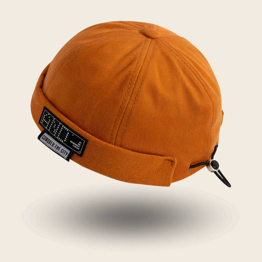 Bonnet docker And orange avec patch Conquer The City, vue de trois quarts arrière