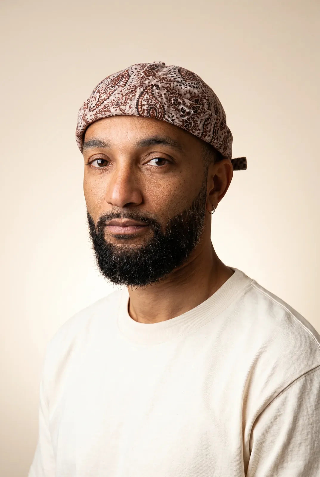Bonnet docker Bandana beige porté par un homme, portrait