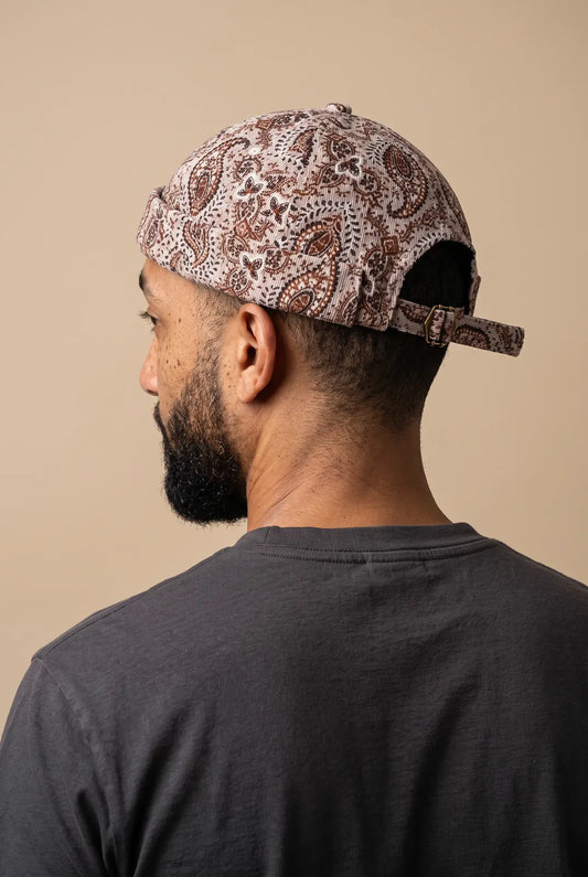 Bonnet docker Bandana beige porté par un homme, vue de dos sur la fermeture
