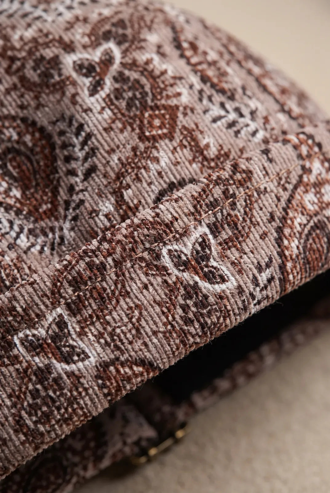 Gros plan sur la matière du bonnet docker Bandana beige