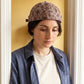 Bonnet docker Bandana beige porté par une femme en intérieur