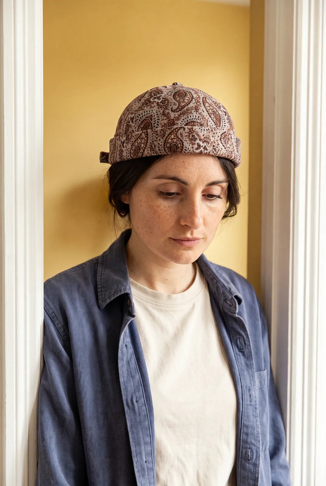 Bonnet docker Bandana beige porté par une femme en intérieur