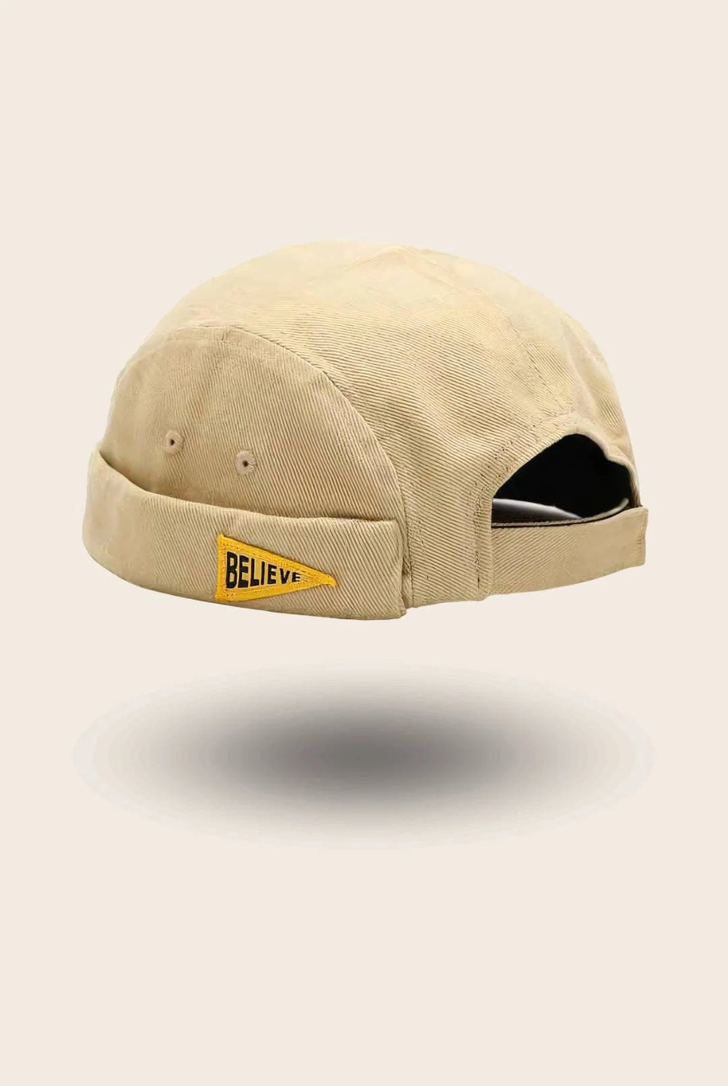 Bonnet docker Believe coloris beige, vue de trois quarts arrière