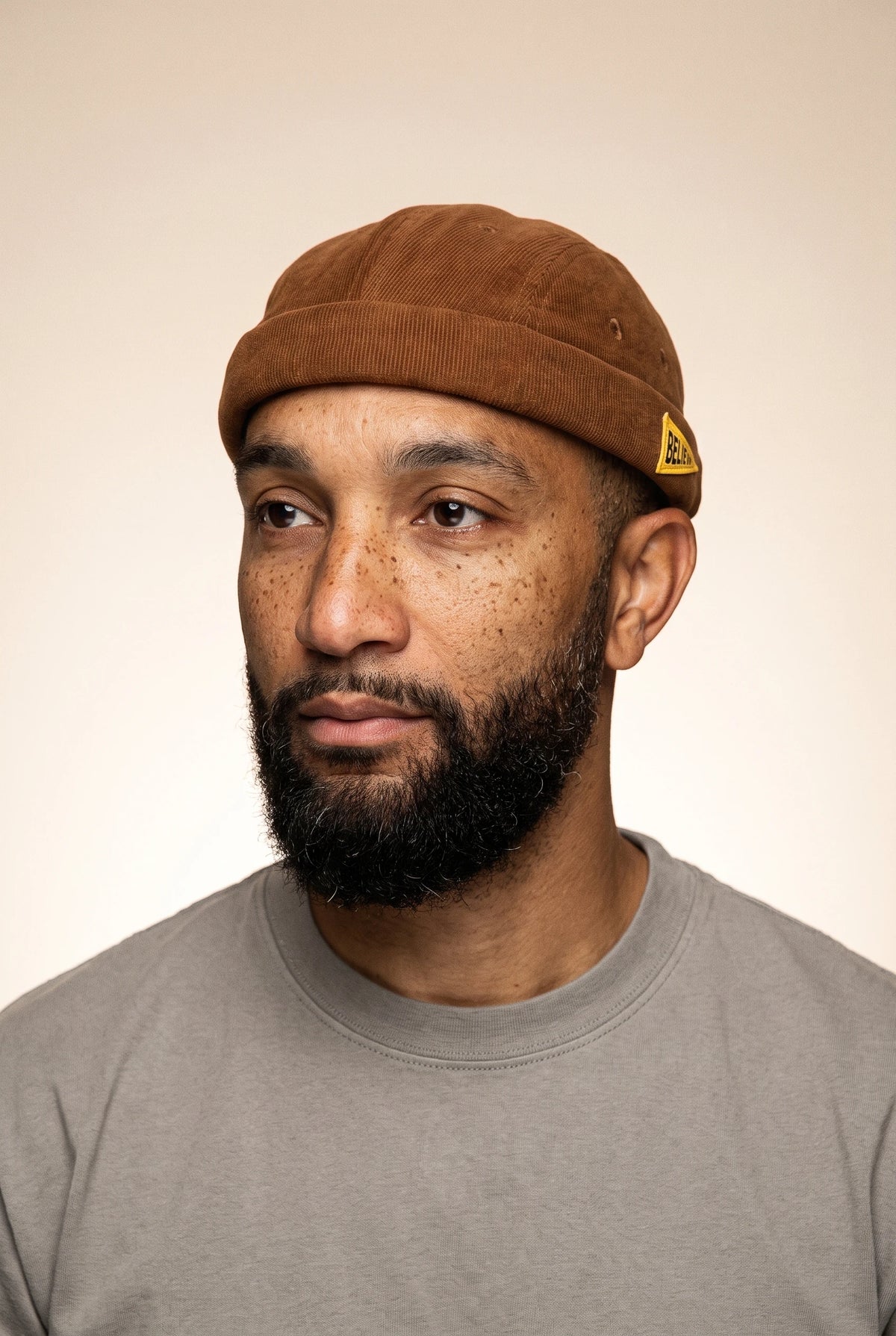Bonnet docker Believe marron porté par un homme, portrait