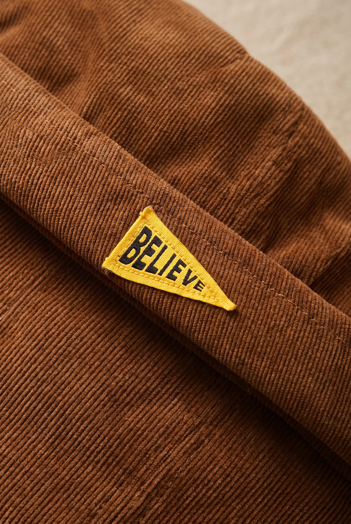 Gros plan sur la matière du bonnet docker Believe marron