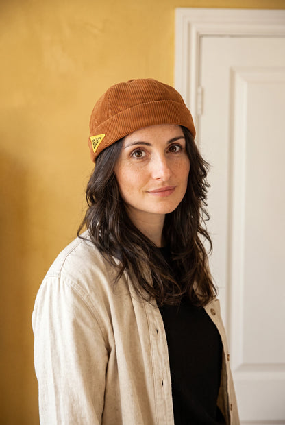 Bonnet docker Believe marron porté par une femme en intérieur