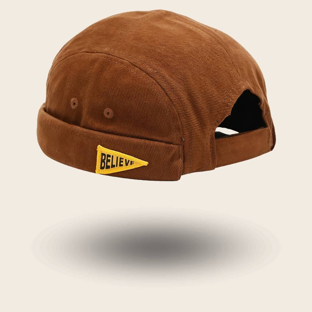 Bonnet docker Believe en velours côtelé marron avec patch brodé Believe, vue de trois quarts arrière