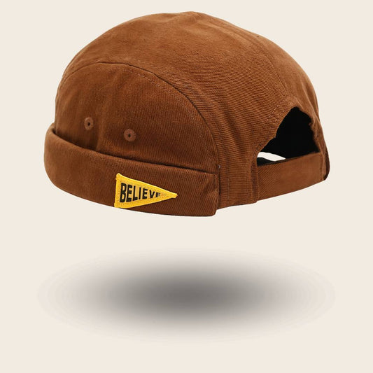 Bonnet docker Believe en velours côtelé marron avec patch brodé Believe, vue de trois quarts arrière