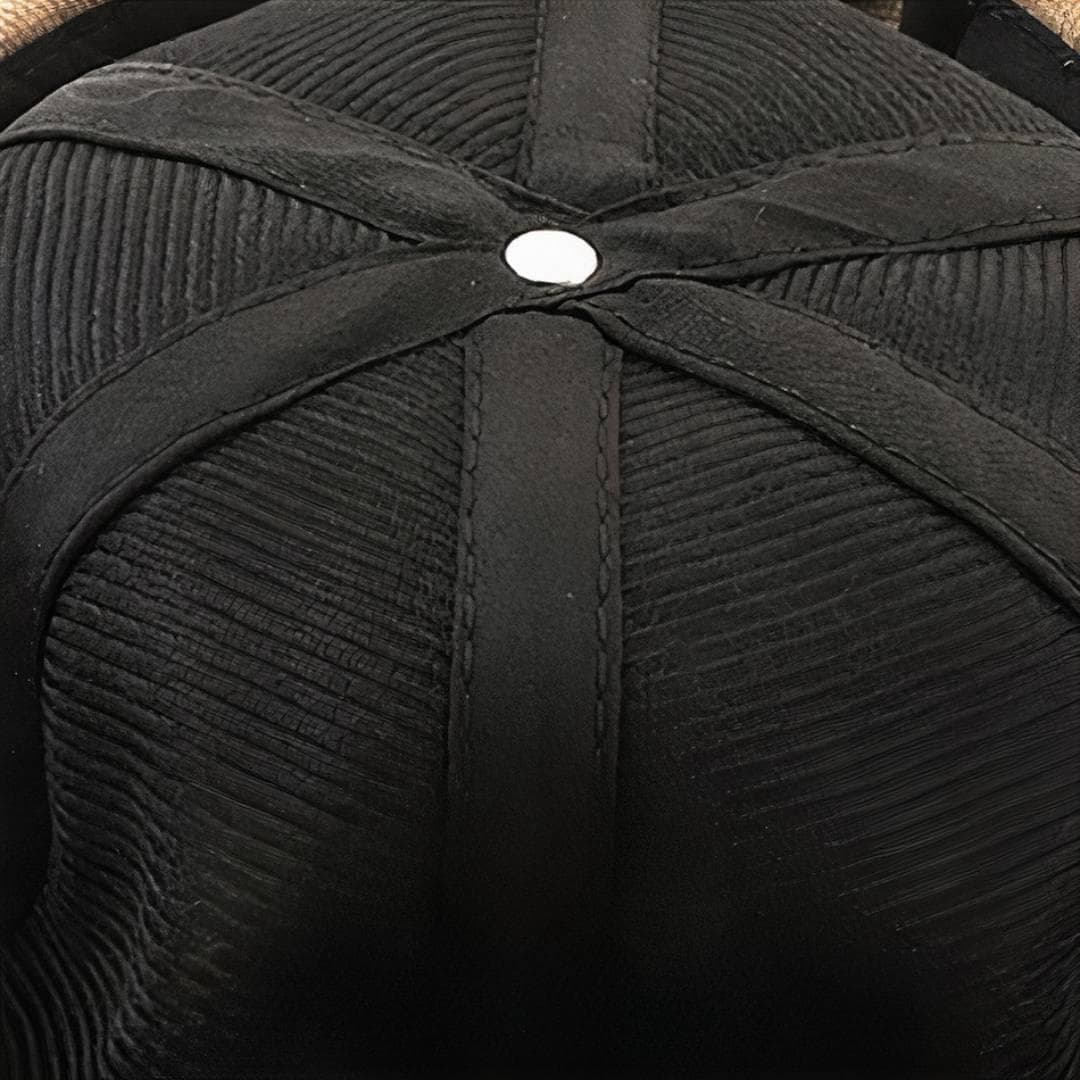 Gros plan sur les coutures du bonnet docker Bicolore noir