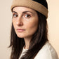 Bonnet docker Bicolore noir et camel porté par une femme, portrait