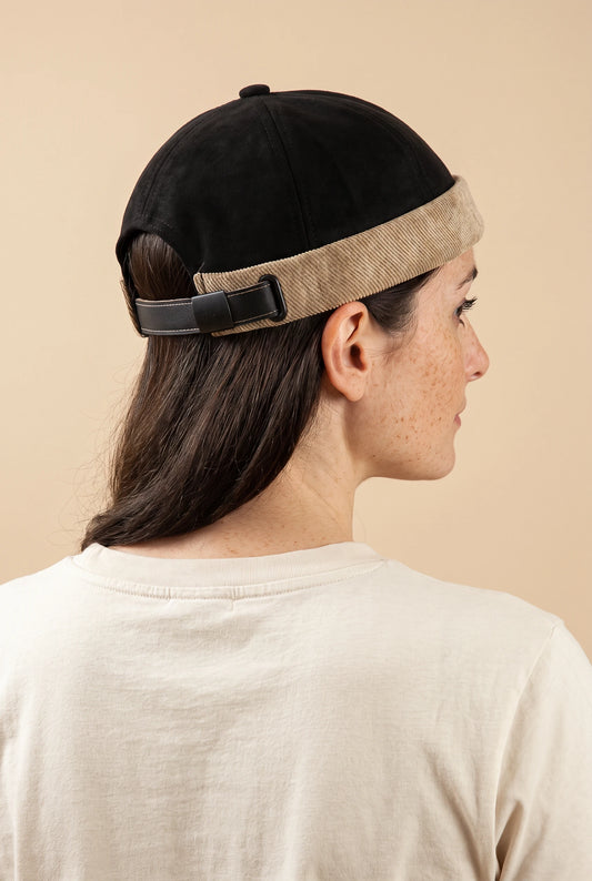 Bonnet docker Bicolore noir et camel porté par une femme, vue de dos sur la fermeture