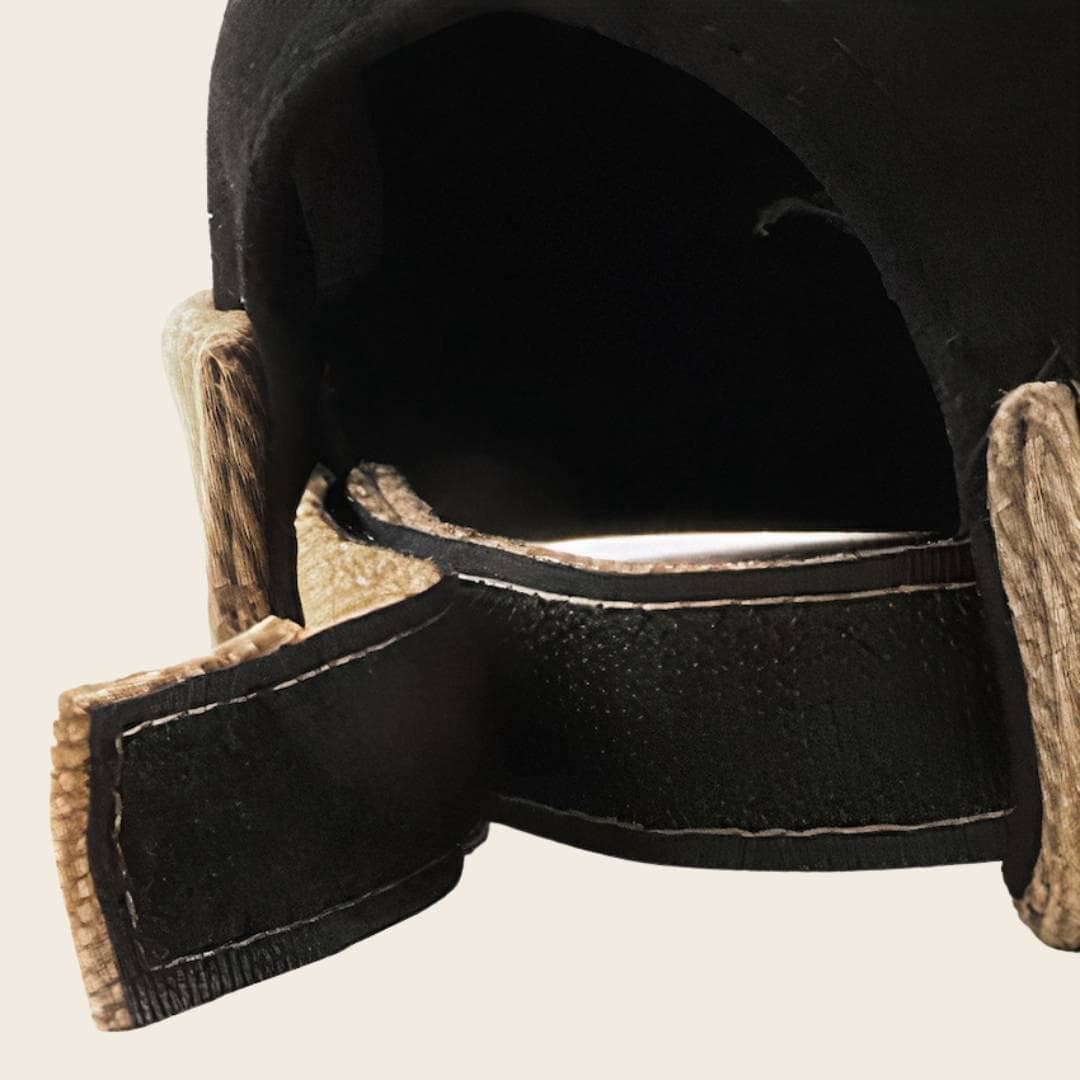 Gros plan sur l'ouverture arrière du bonnet docker Bicolore noir et camel