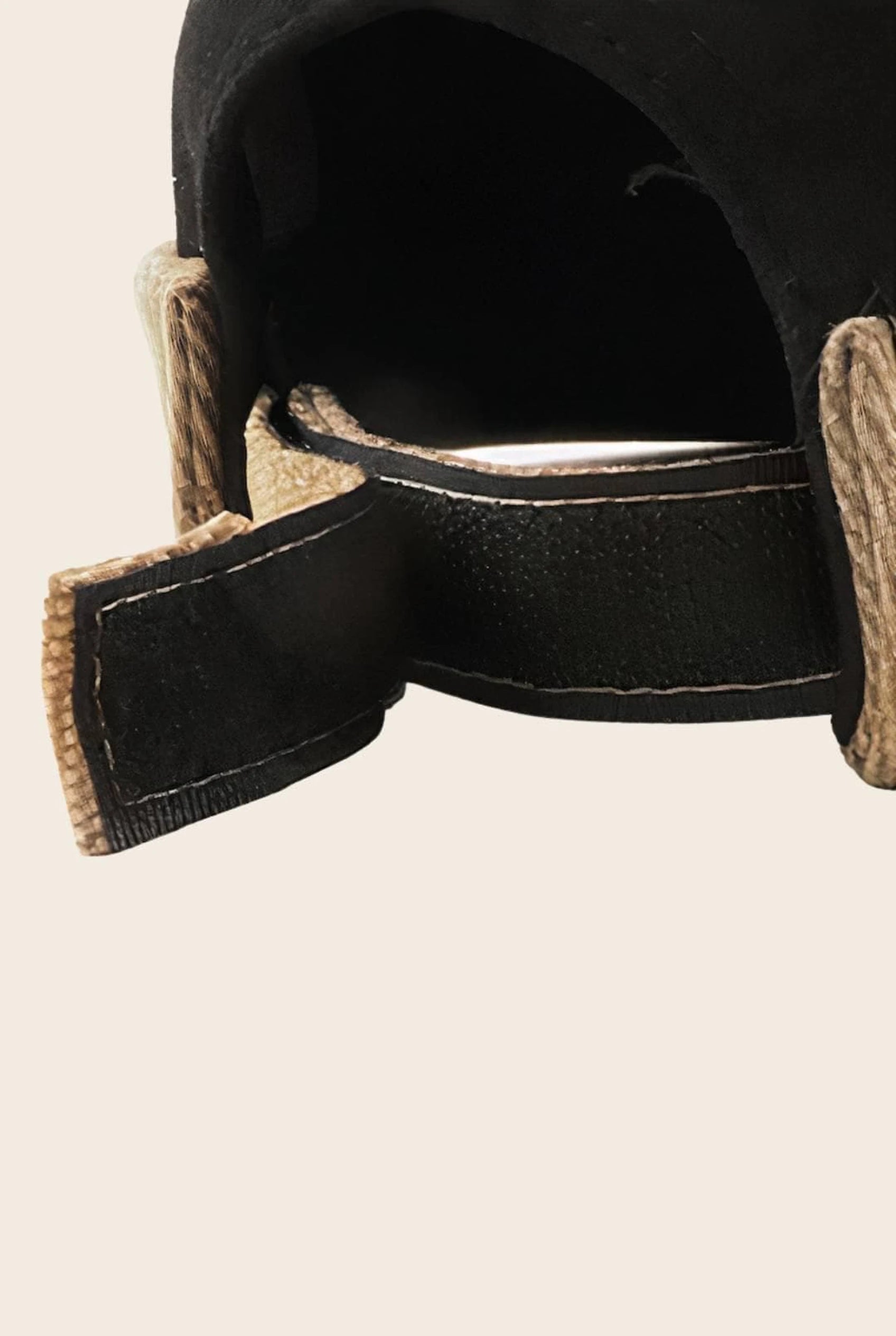Gros plan sur l'ouverture arrière du bonnet docker Bicolore noir et camel