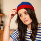 Bonnet docker Bicolore bleu et rouge porté par une femme, gros plan