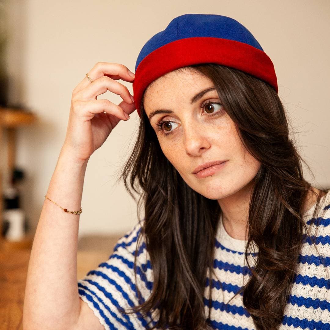 Bonnet docker Bicolore bleu et rouge porté par une femme, gros plan