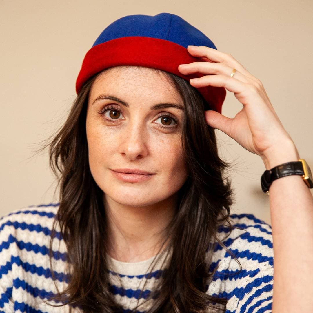 Bonnet docker Bicolore bleu et rouge porté par une femme, portrait
