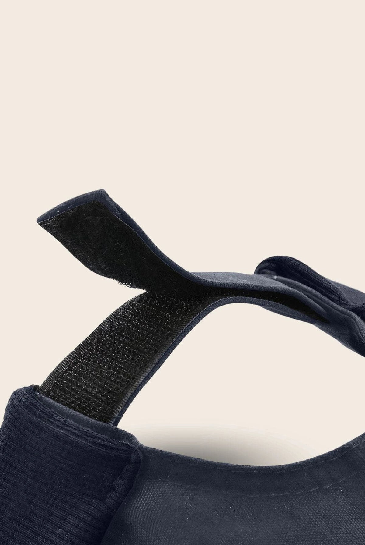 Gros plan sur la fermeture scratch du bonnet docker Bleu