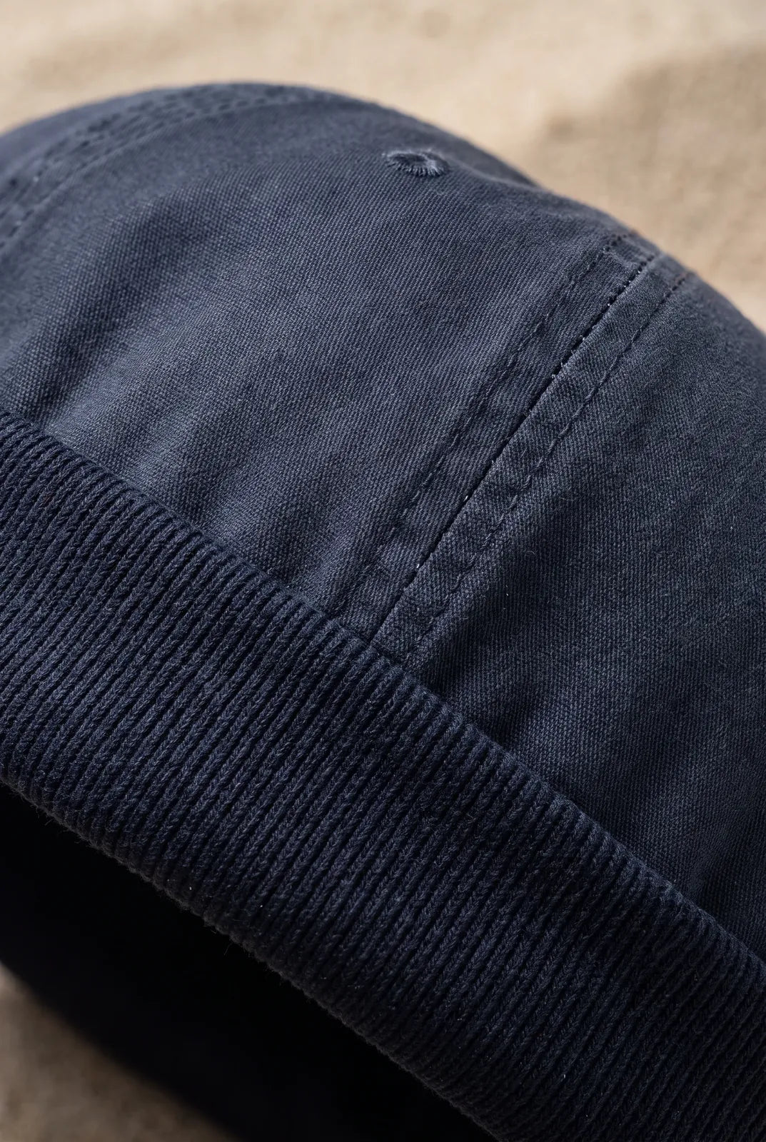 Gros plan sur la matière du bonnet docker Bleu