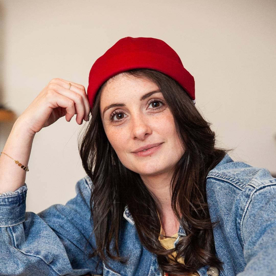 Bonnet docker Breton Rayé rouge porté par une femme