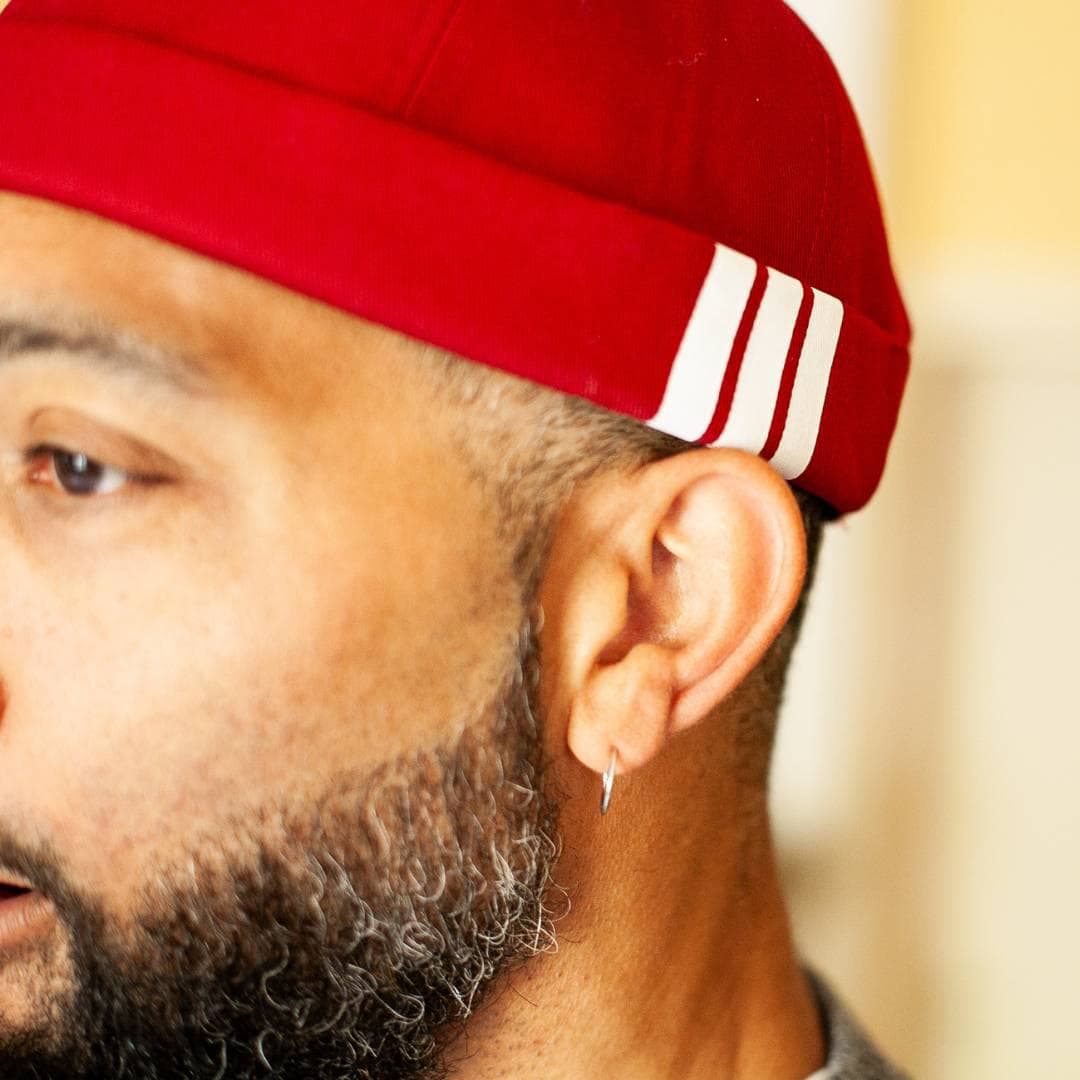 Bonnet docker Breton Rayé rouge porté par un homme, gros plan