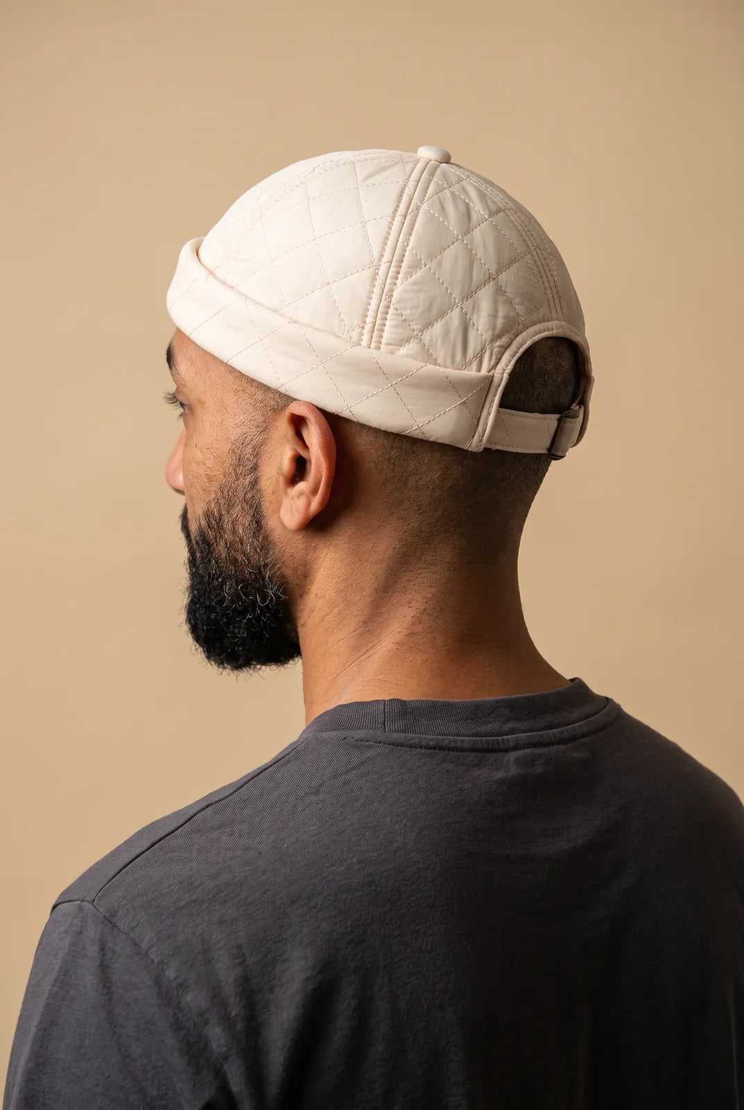 Bonnet docker Cache Oreille crème porté par un homme, vue de dos sur la fermeture