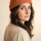 Bonnet docker Chaton beige porté par une femme, portrait