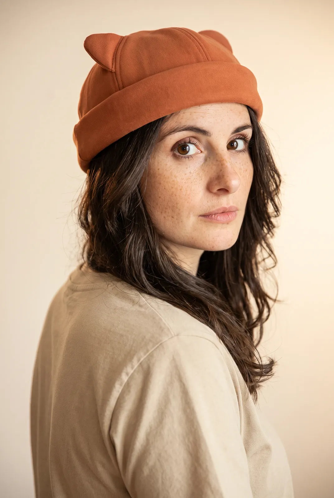 Bonnet docker Chaton beige porté par une femme, portrait
