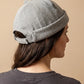 Bonnet docker Chaton beige porté par une femme, vue de dos sur la fermeture