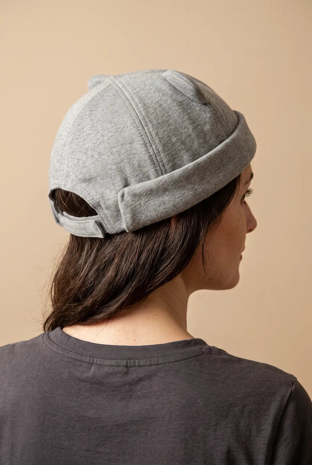 Bonnet docker Chaton beige porté par une femme, vue de dos sur la fermeture