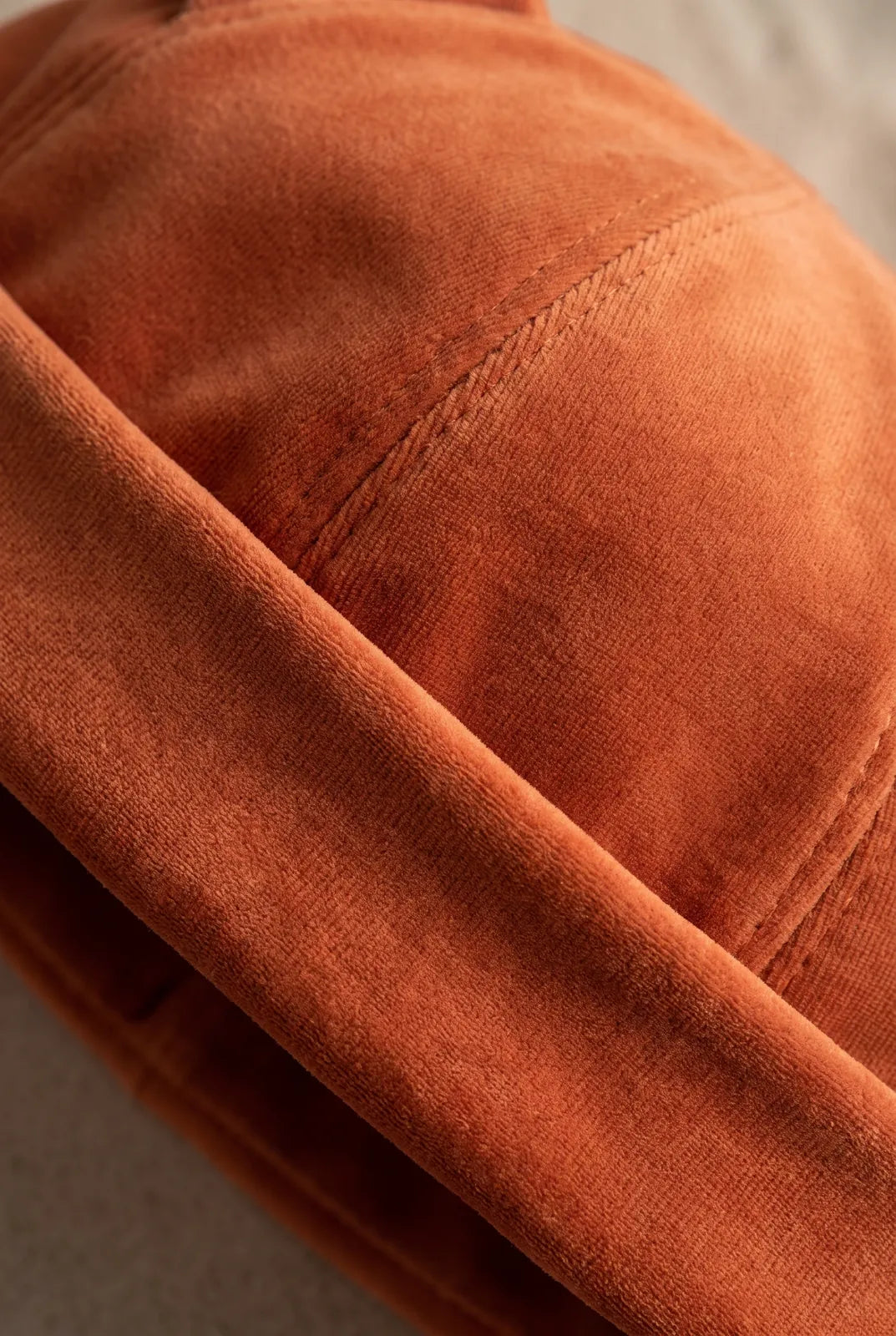 Gros plan sur la matière du bonnet docker Chaton beige