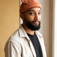 Bonnet docker Chaton beige porté par un homme en intérieur