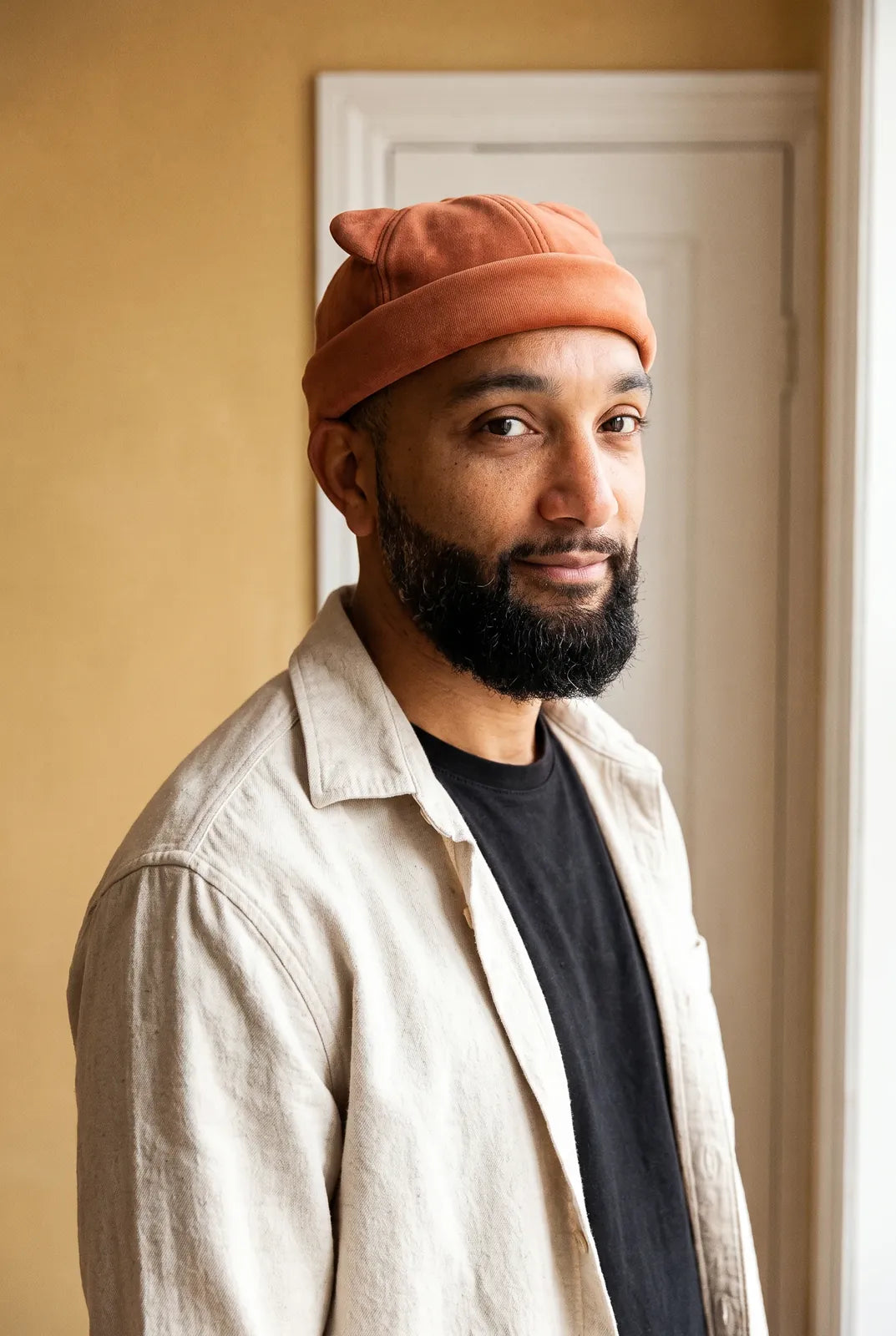 Bonnet docker Chaton beige porté par un homme en intérieur