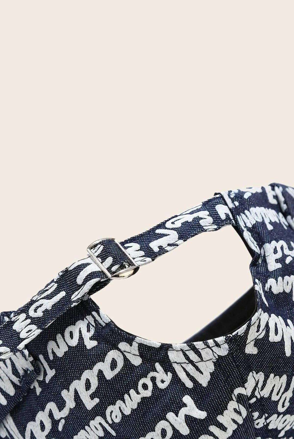 Gros plan sur la boucle de réglage du bonnet docker Cosmopolitain bleu marine