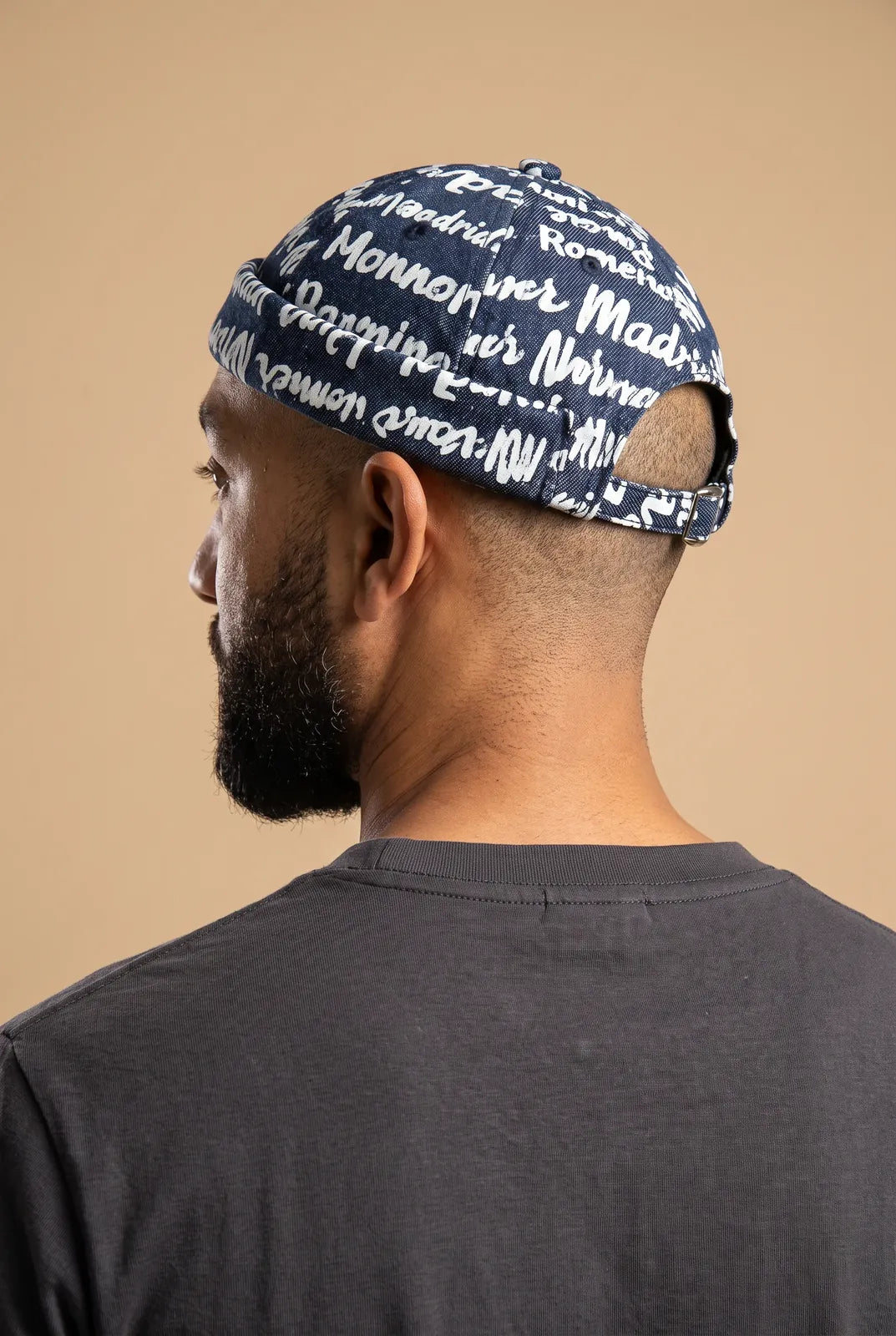 Bonnet docker Cosmopolitain noir porté par un homme, vue de dos sur la fermeture