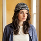 Bonnet docker Cosmopolitain noir porté par une femme en intérieur