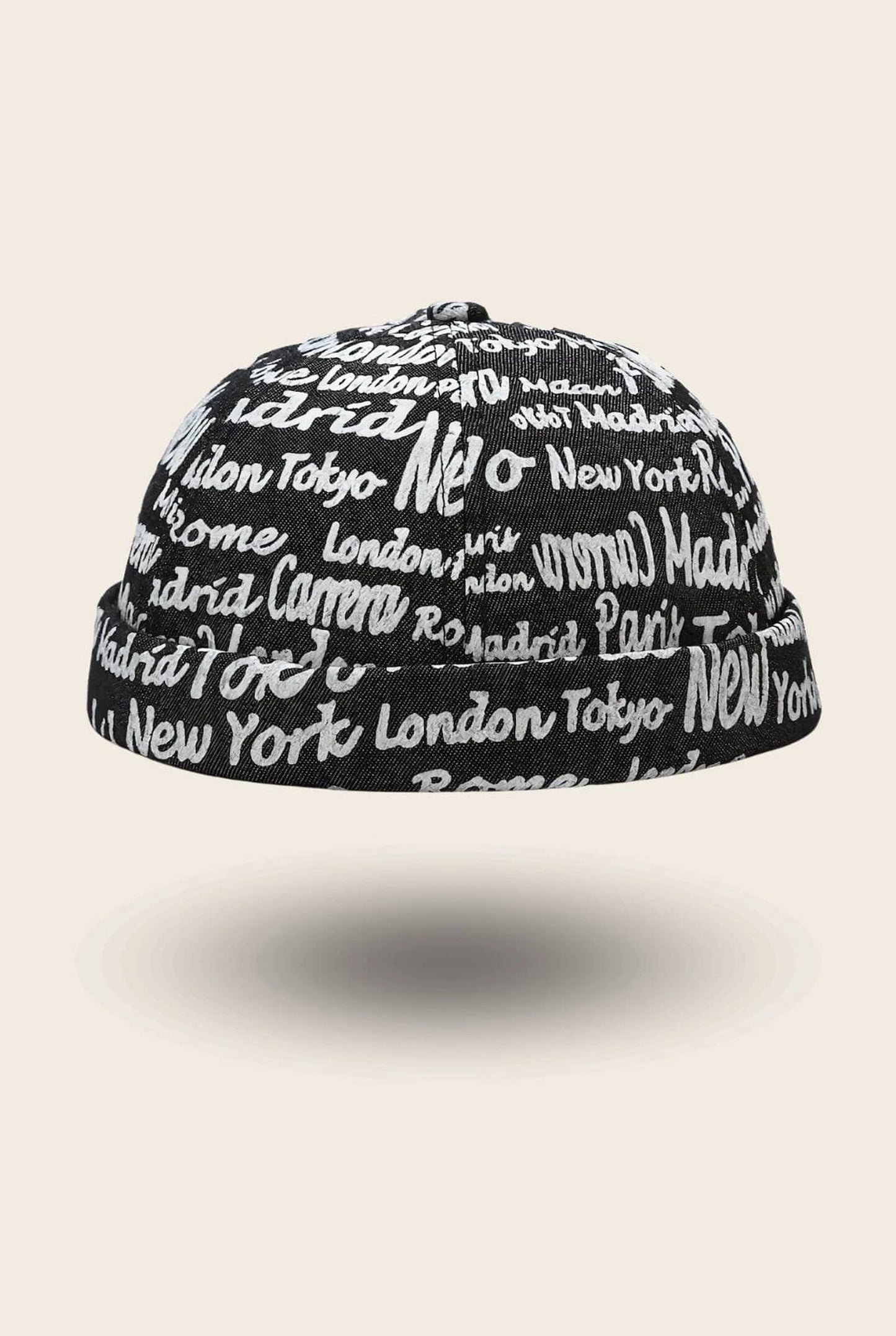 Bonnet docker Cosmopolitain noir imprimé noms de villes, vue de face