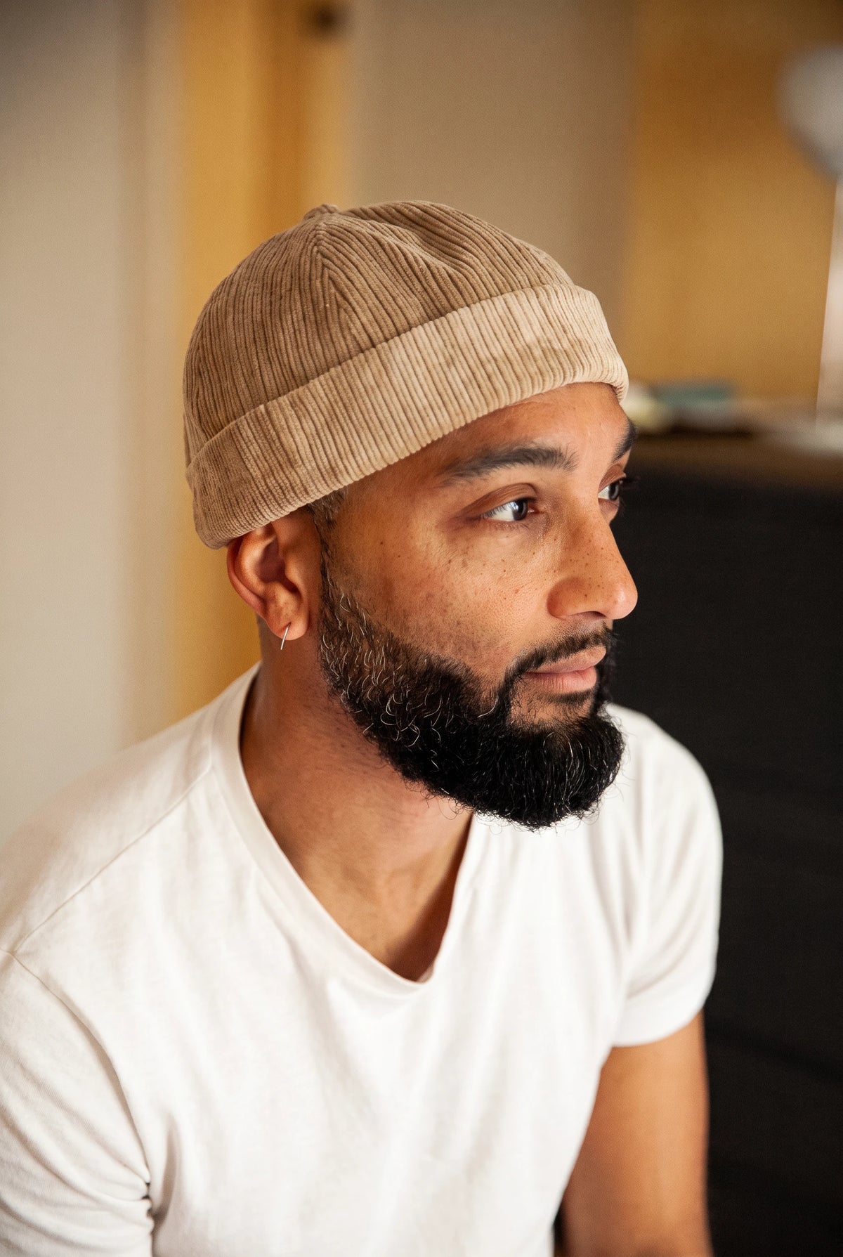 Bonnet docker Côtelé taupe porté par un homme, vue de profil