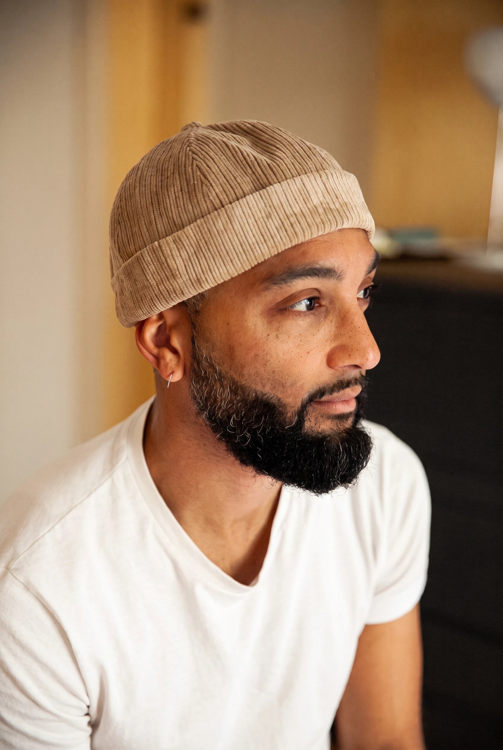 Bonnet docker Côtelé taupe porté par un homme, vue de profil