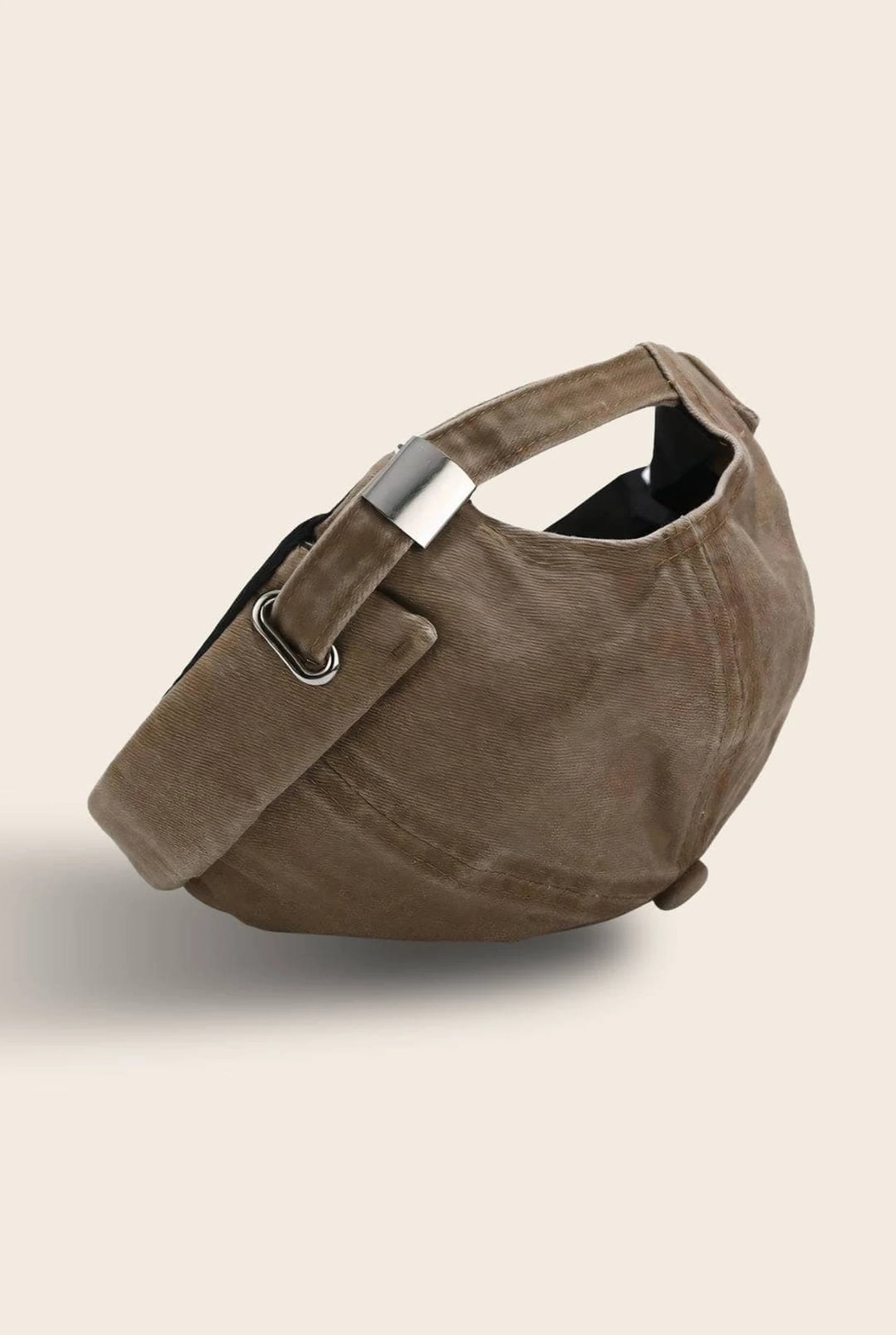 Bonnet docker en coton camel, vue de profil posé