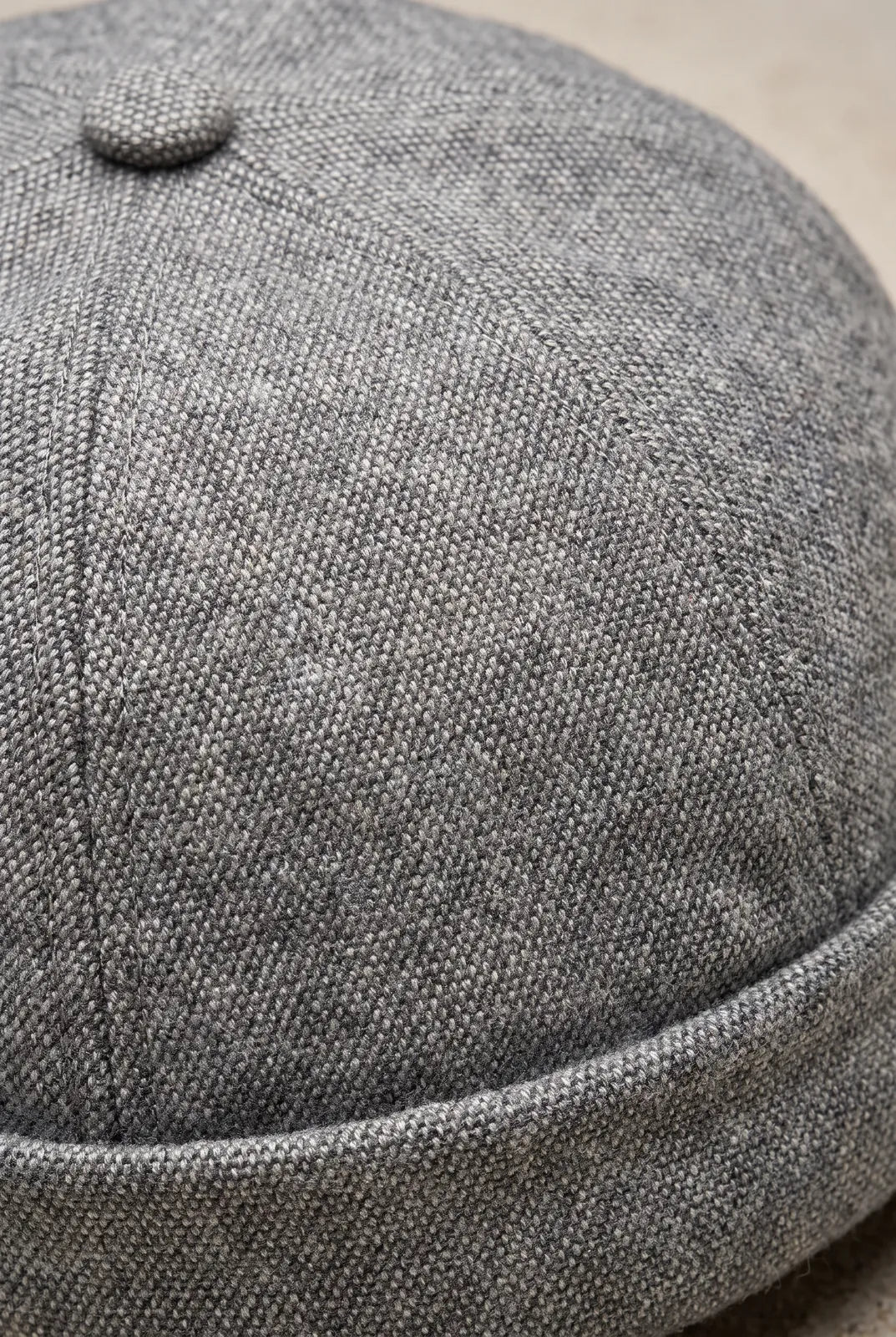 Gros plan sur la matière du bonnet docker Coton Piqué gris chiné clair